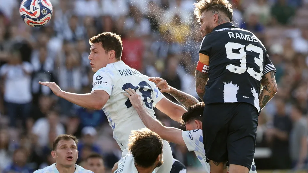Sergio Ramos dává v dresu Monterrey gól proti Interu