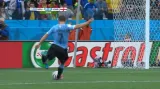 Šance v utkání Uruguay - Anglie: Rodríguez pálil těsně nad (16. min.)