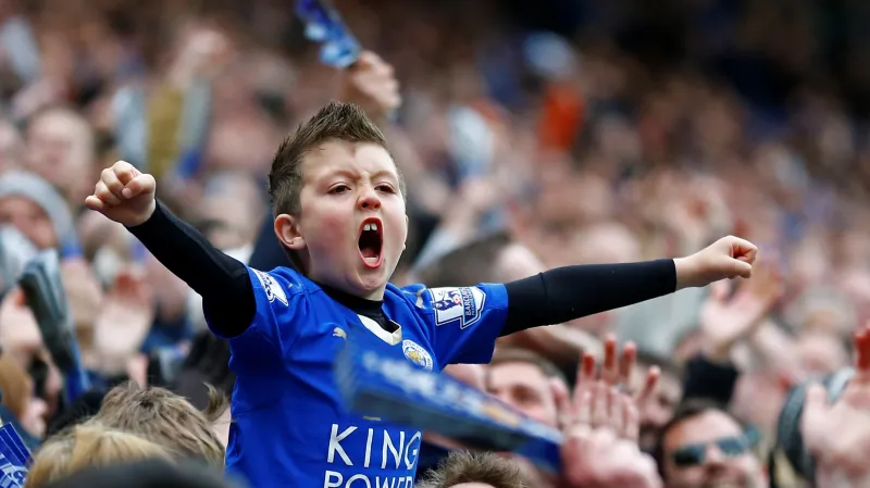 Slavící mladý fanoušek Leicesteru