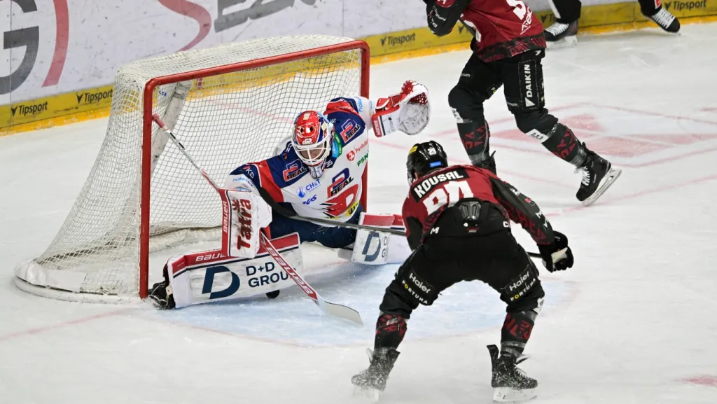 Gól Pavla Kousala v utkání semifinále play-off mezi Spartou a Pardubicemi