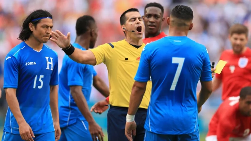 Rozhodčí Ricardo Salazar a Emilio Izaguirre (č. 7) z Hondurasu v přátelském utkání s Angliíí