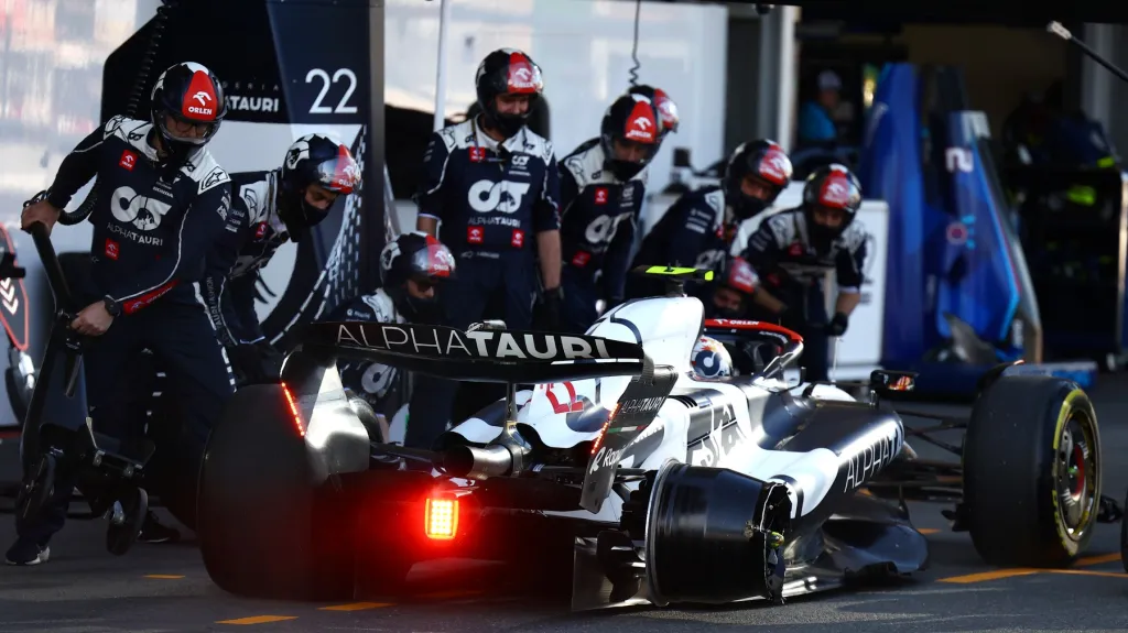 Poničený monopost Júki Cunody