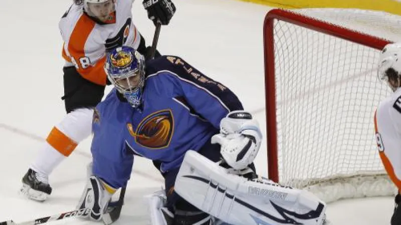 Ondřej Pavelec v dresu Atlanty inkasuje branku v zápase s Philadelphií