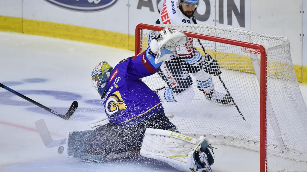 Rostislav Marosz z Liberce v akci proti zlínskému brankáři Danielu Hufovi