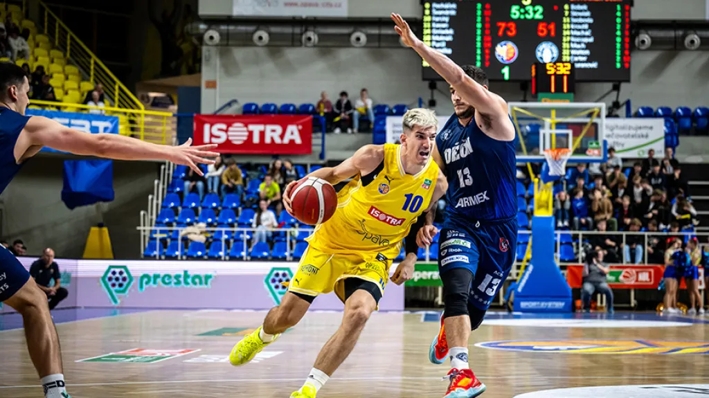 Radek Farský z Opavy se snaží prosadit přes děčínského obránce