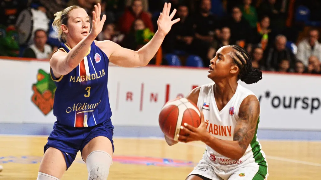 Anne Simonová a Shay Colleyová v utkání Žabiny Brno – Magnolia Basket Campobasso