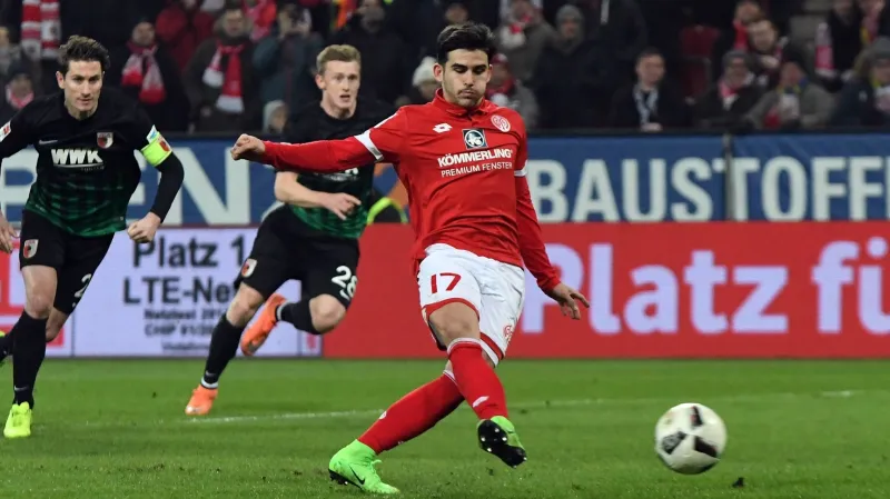 Jairo Samperio střílí gól z penalty do sítě Augsburgu