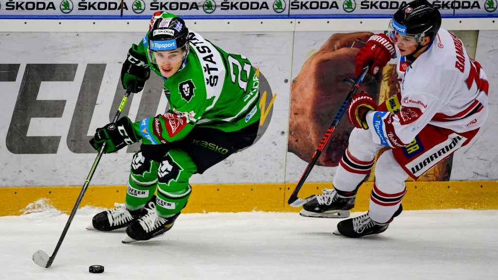 Šťastný z Mladé Boleslavi si kryje puk před Bambulou z Olomouce