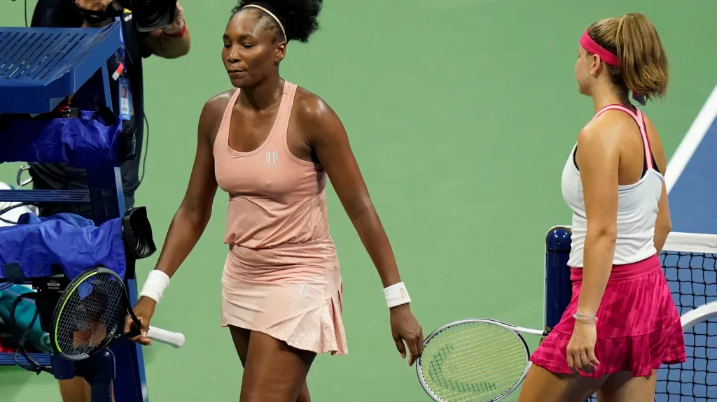 Karolína Muchová (vpravo) a Venu Williamsová na US Open