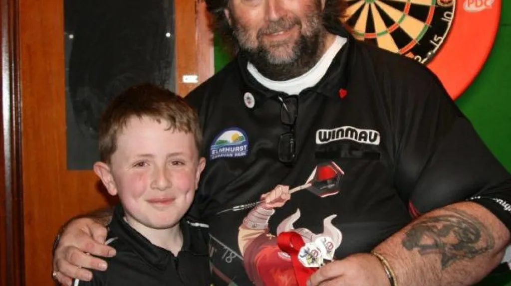 Talent Alex Hughes a mistr světa v šipkách Andy Fordham