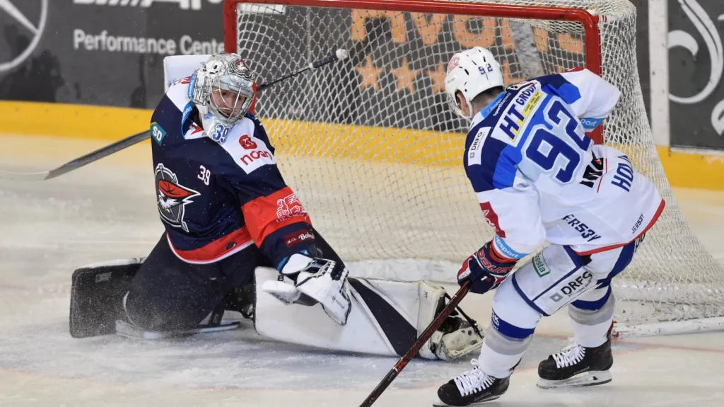 Chomutovský mladý brankář Pavlát proti Holíkovi z Komety