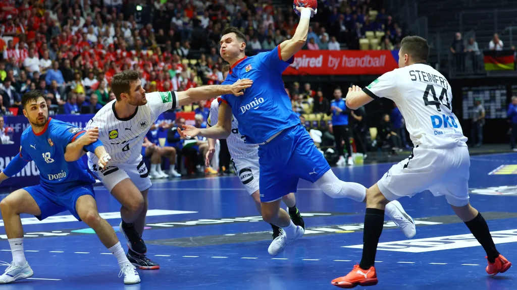 Stanislav Kašpárek střílí na německou branku