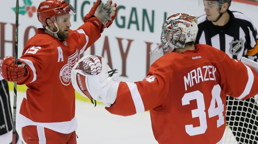 Petr Mrázek slaví vítězství Detroitu s Niklasem Kronwallem