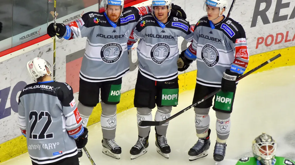 Zleva Jakub Lauko, David Kaše, Jakub Flek a Martin Weinhold se radují z gólu