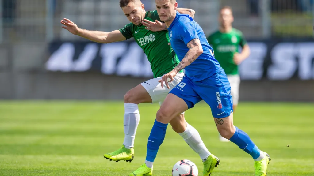 Jablonecký Jakub Považanec v souboji s libereckým tvrďákem Romanem Potočným