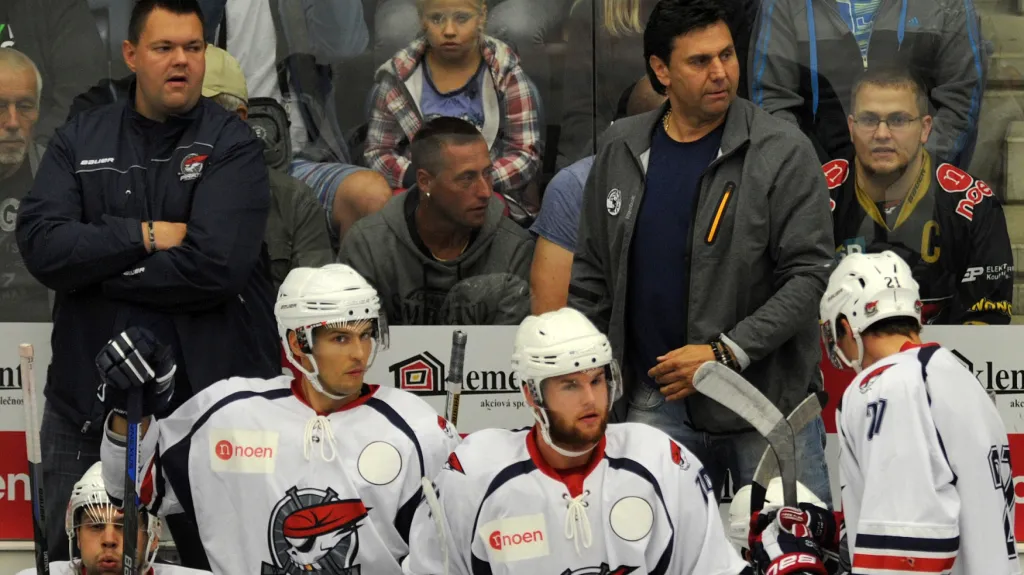 Růžička na lavičce Chomutova