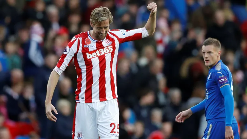 Peter Crouch ze Stoke (vlevo) a Jamie Vardy z Leicesteru