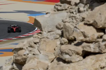 Carlos Sainz na okruhu v Bahrajnu