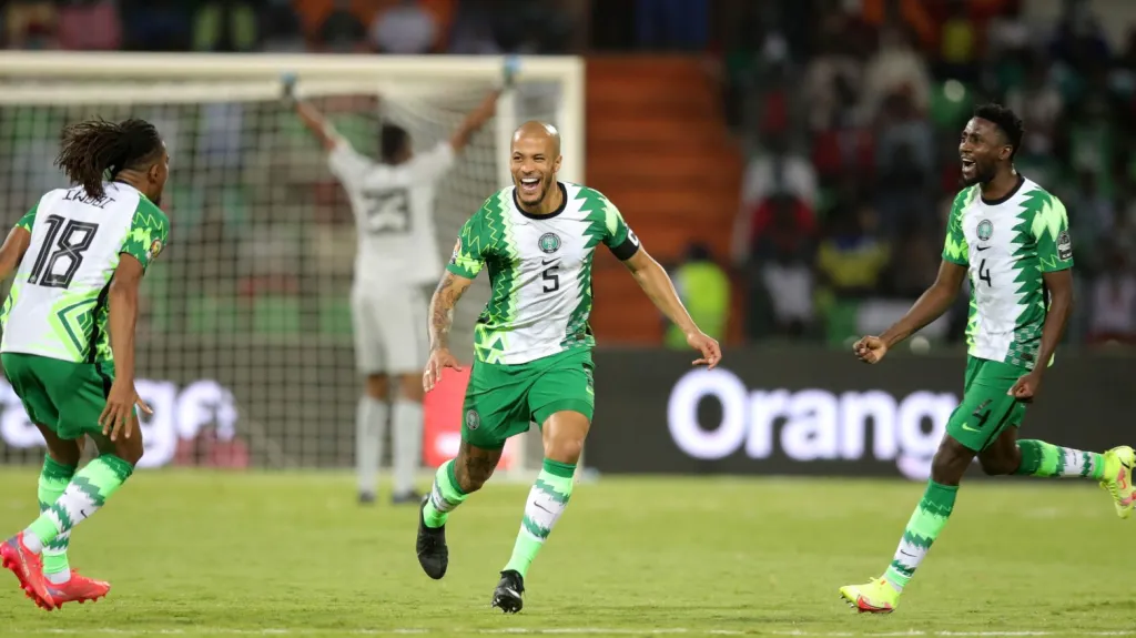 Fotbalisté Nigérie se radují z gólu