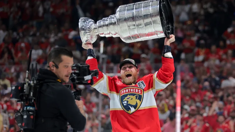 Sam Bennett se Stanley Cupem