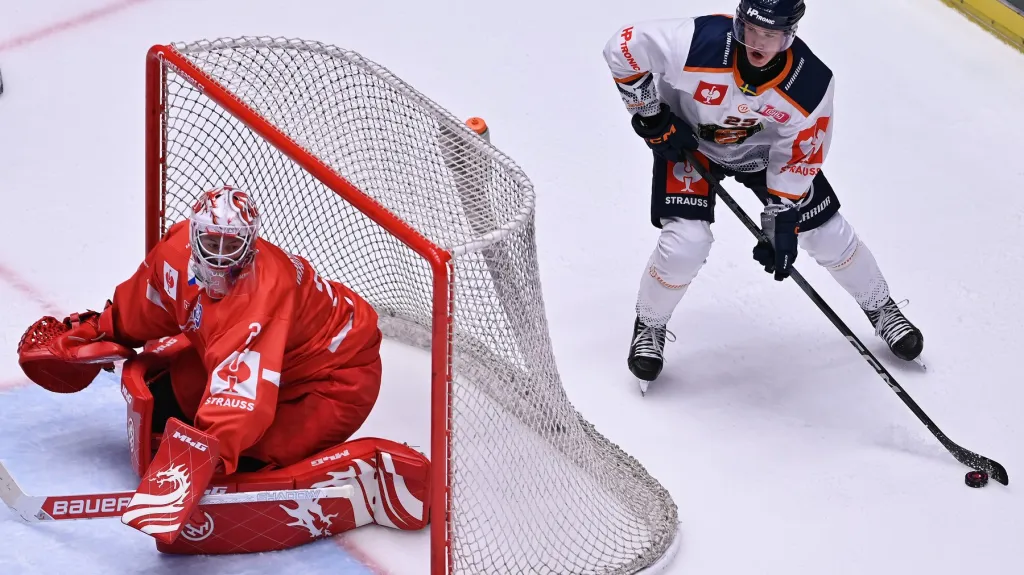 Třinecký brankář Marek Mazanec si dává pozor na Filipa Erikssona z Växjö