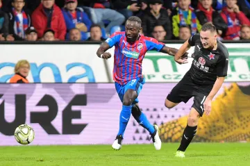 Joel Kayamba z Plzně v souboji s Janem Bořilem ze Slavie