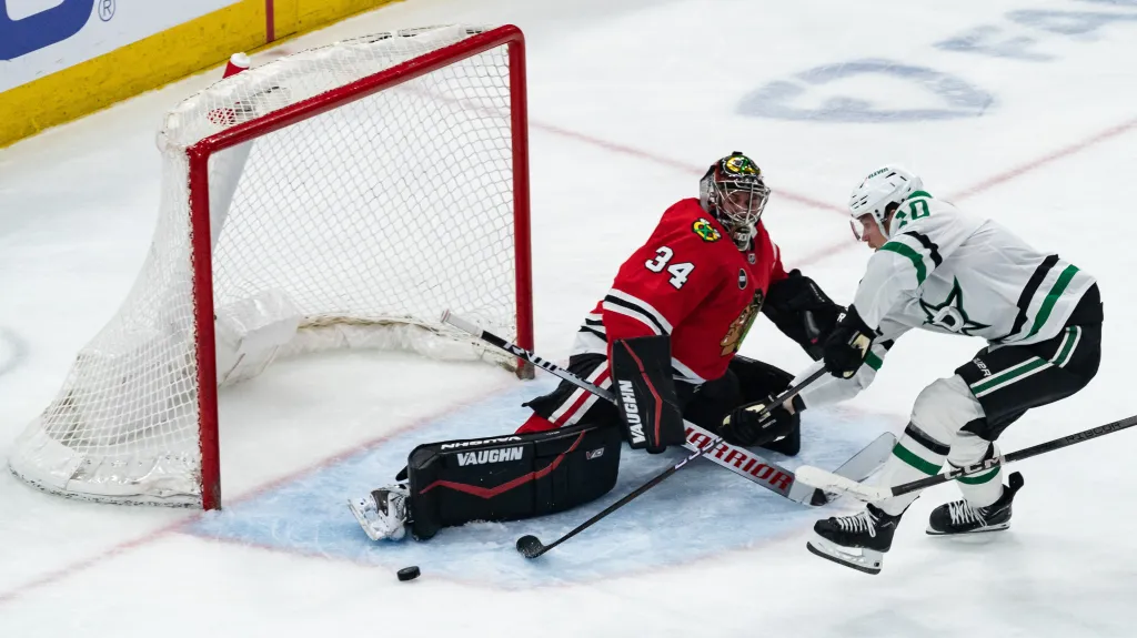 Brankář Mrázek v zákroku útočníka Dallasu