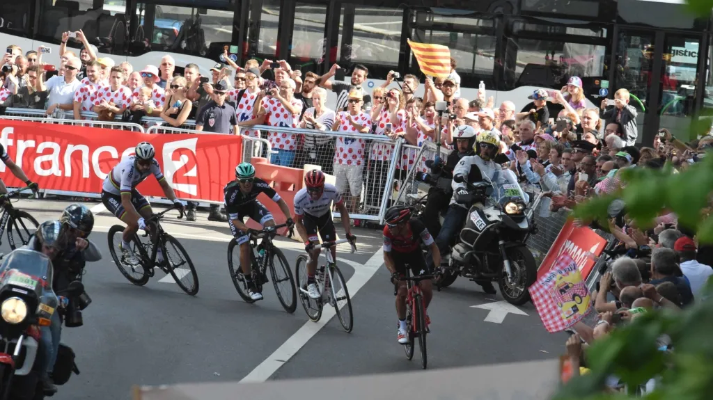Richie Porte se ohlíží na Alberta Contadora v závěru třetí etapy
