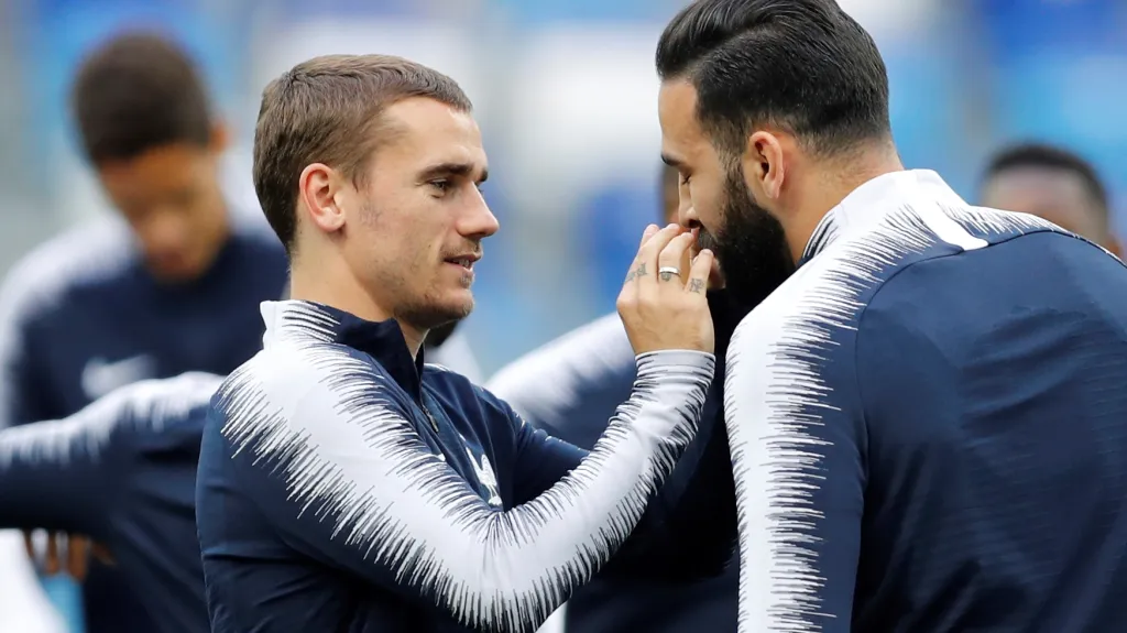 Francouz Antoine Griezmann táhá spoluhráče Adila Ramiho za knír