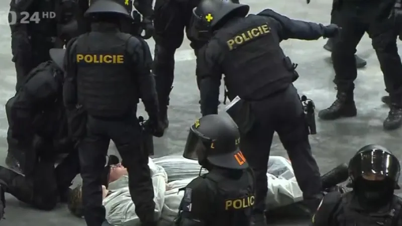 V O2 areně proběhlo policejní cvičení před MS v hokeji