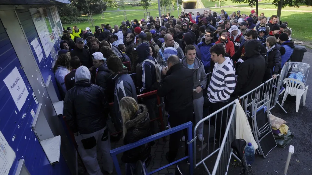 Fronta před pokladnami plzeňského stadionu