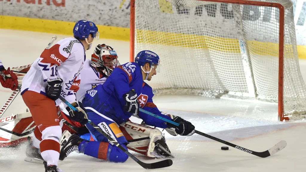 Brankář Jakub Kovář v Trenčíně inkasuje gól z hole Richarda Pánika