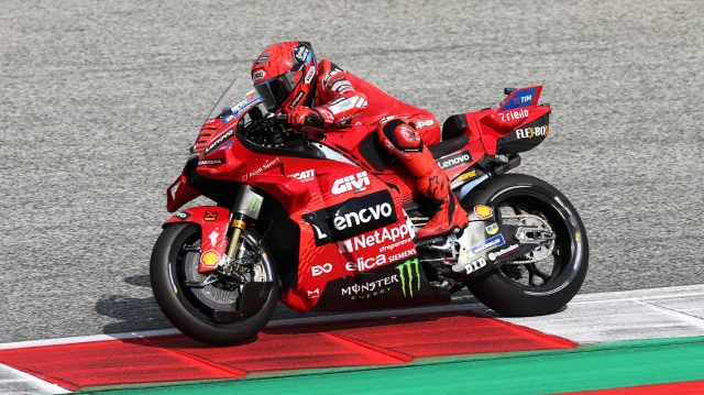 Marc Márquez udělal výhrou ve sprintu další krok za devátým titulem