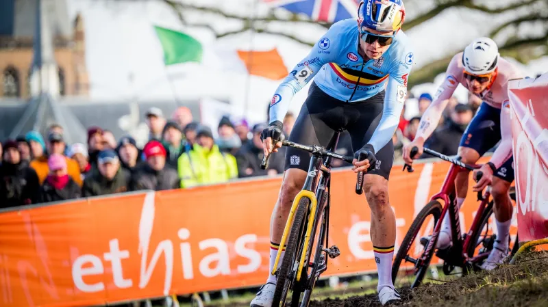 Wout van Aert před Matthieu van der Poelem