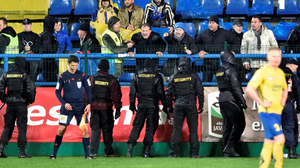 Rozzlobení fanoušci Zlína na asistenta rozhodčího