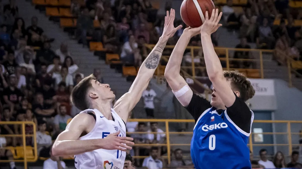 Čeští basketbalisté na juniorském ME v utkání proti Řecku