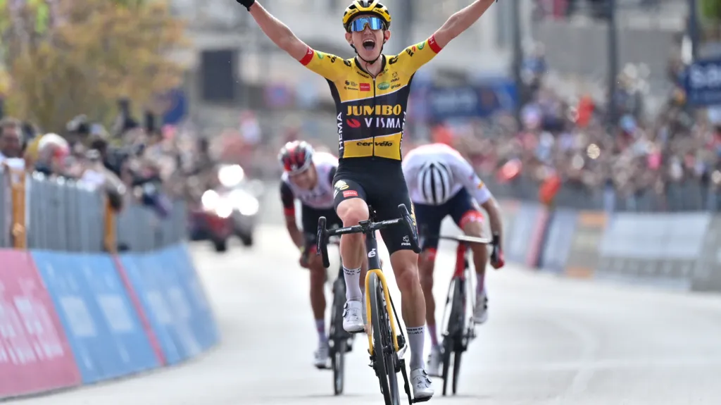 Nizozemský cyklista Bouwman slaví etapový triumf na Giru