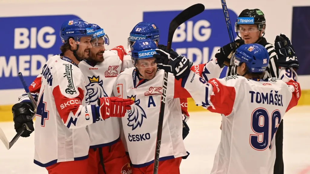 Jakub Flek (druhý zprava) se raduje po gólu