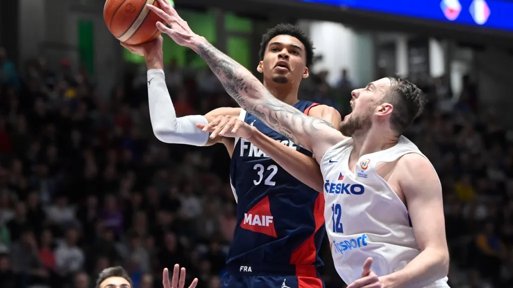 Ondřej Balvín brání hvězdného Francouze Victora Wembanyamu