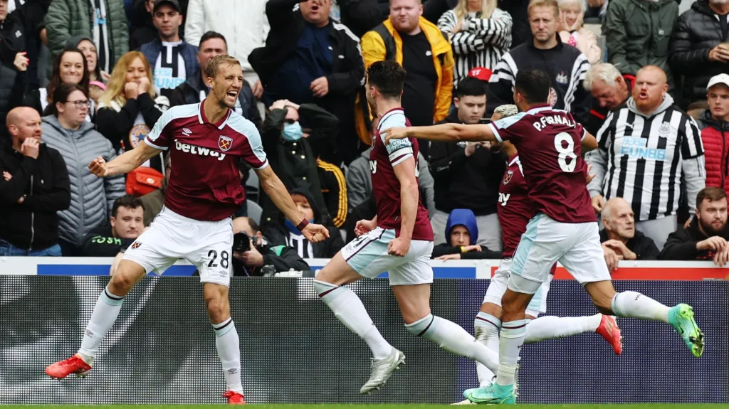 Tomáš Souček (vlevo) oslavuje gól se spoluhráči z West Hamu