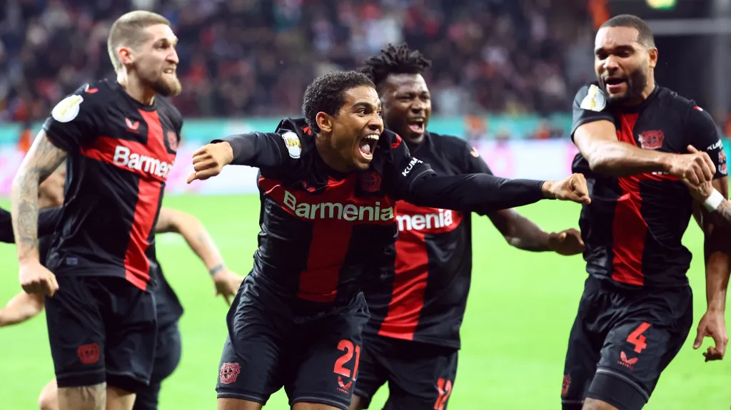 Hráči Leverkusenu slaví gól