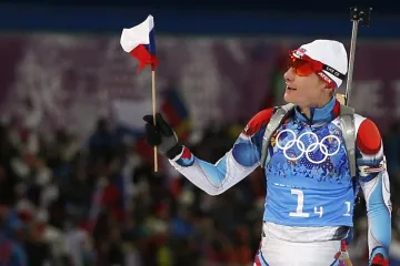 Finišman smíšené štafety Ondřej Moravec si vychutnal cílovou rovinku s českou vlajkou