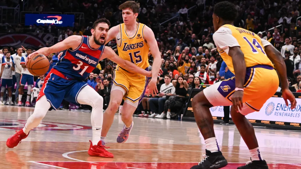 Tomáš Satoranský z Washingtonu (vlevo) v utkání s LA Lakers