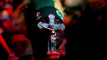 Ještě není vše hotovo. Portugalský fanoušek během finále