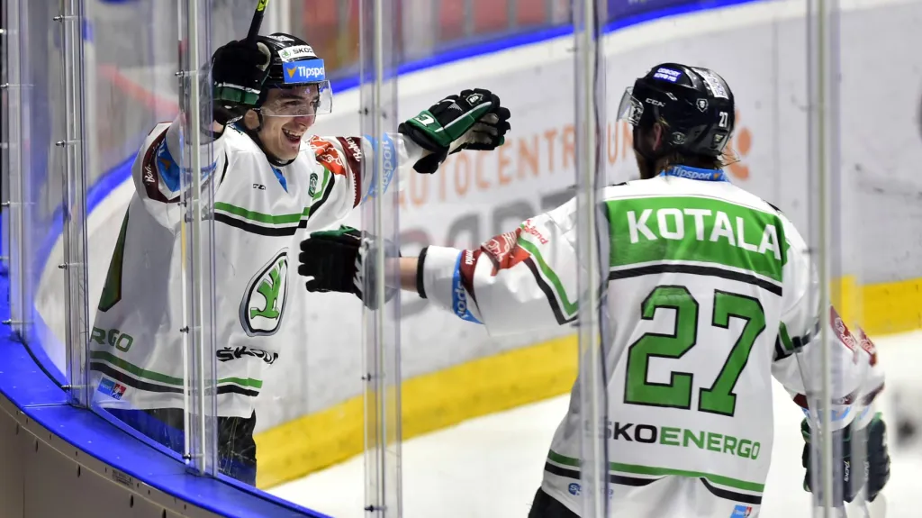 David Šťastný a Jakub Kotala z Mladé Boleslavi se radují z gólu