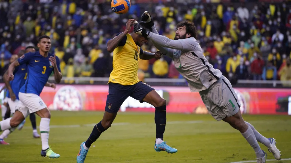 Brazilský brankář Alisson boxuje míč v utkání s Ekvádorem