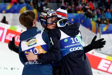 Emoce norských skokanů v čele s Mariusem Lindvikem
