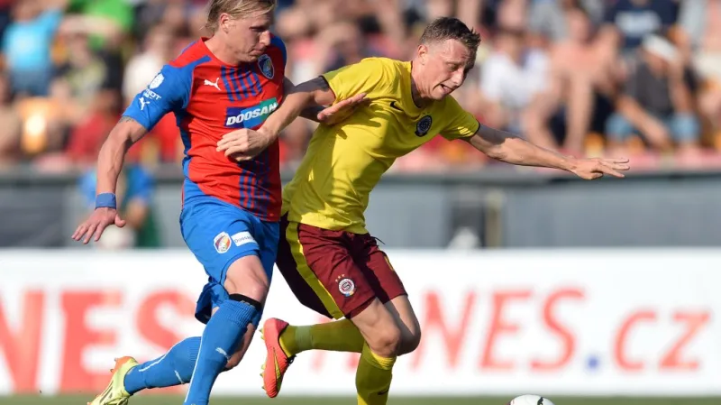 Ladislav Krejčí ze Sparty (vpravo) a František Rajtoral z Plzně v Superpoháru