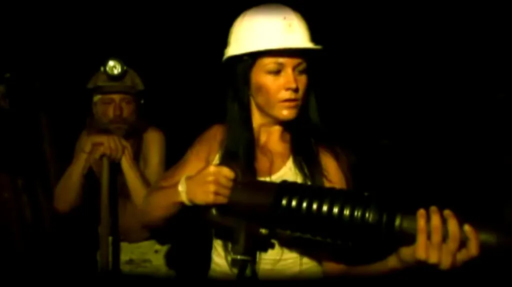 Martina Vysloužilová v klipu mosteckých házenkářek