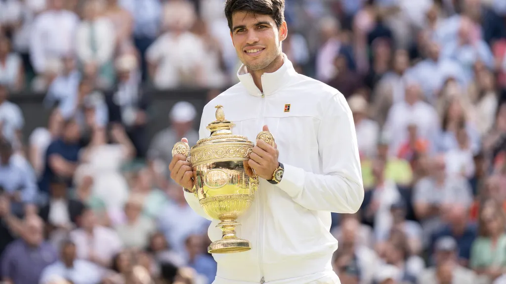 Carlos Alcaraz s trofejí pro vítěze Wimbledonu